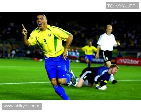 十二年巴西足球明星的辉煌历程与传奇瞬间回顾